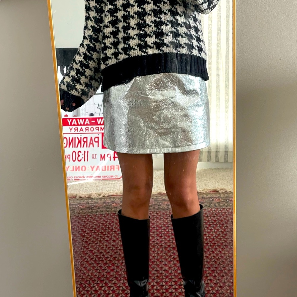 Shiny silver mini skirt